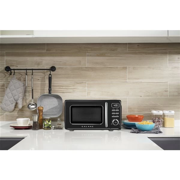 Galanz Retro 0.7-cu Ft 700-Watt Countertop Microwave - Black 6 Galanz Retro 0.7-cu Ft 700-Watt Countertop Microwave - Black - Image 4